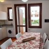 Cucina con tavolo da pranzo e lavatrice.