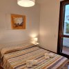 Camera da letto con letto matrimoniale e lampade.