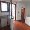 Ingresso luminoso con cucina e porta finestra.