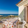 Terrazza con tavolo vista mare.