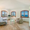 Sala con divani e finestre vista mare.