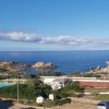 Vista mare e piscina con campi sportivi.