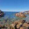 Scogliere su mare limpido e blu.