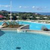 Piscine all'aperto con vista panoramica sul mare.