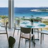 Ristorante con vista sul mare.