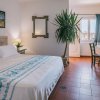 Una camera da letto con un letto matrimoniale e una pianta alta.