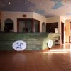 Reception di un hotel con pavimento in piastrelle.