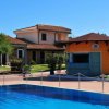 Piscina, chiosco e case con tetto in tegole.