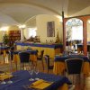 Ristorante con tavoli apparecchiati e tovaglie blu.