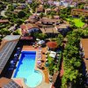Vista aerea di un complesso con piscina e tetti rossi.