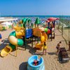 Area giochi sulla sabbia vicino al mare.