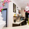 Bancone bar con vasi di fiori.