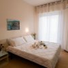 Camera da letto accogliente con letto matrimoniale.