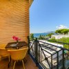 Balcone con tavolo, sedie e vista mare.