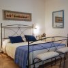 Camera da letto con letto matrimoniale e dettagli blu.