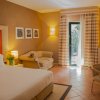 Camera d'hotel elegante con letto matrimoniale.