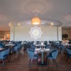 Ristorante moderno con tavoli apparecchiati.
