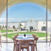 Sala con ampio arco e vista su edificio e giardino.