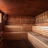 Sauna in legno con panche e finestra.