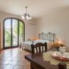 Una stanza luminosa con letto matrimoniale e tavolo.