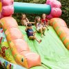 Bambini scendono da uno scivolo gonfiabile.