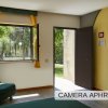 Camera con finestra aperta e vista giardino.