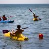 Persone in kayak sul mare.
