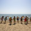 Bambini che corrono verso il mare sulla spiaggia.