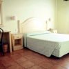 Camera da letto con letto matrimoniale e scrivania.