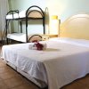 Camera con letto matrimoniale e letti a castello.