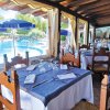 Ristorante all'aperto con vista piscina.