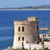 Torre medievale affacciata sul mare.