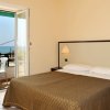 Camera da letto con balcone e vista mare.