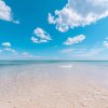 Mare limpido e cielo azzurro con nuvole.