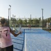 Partita di padel in corso su un campo blu.