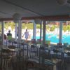Area ristorante con vista sulla piscina e persone.