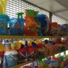 Secchielli e giochi da spiaggia su scaffali.