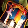 Un clown e una ballerina su un palco circense.