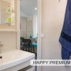 Lavabo con specchio e asciugamano blu.