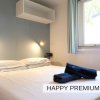 Camera con letto matrimoniale e asciugamani blu.