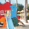 Parco giochi con scivolo e strutture colorate.