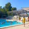 Lezione di acquagym in piscina all'aperto.