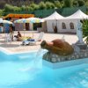 Piscina con anfora e gazebo.