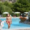 Due persone in costume da bagno vicino a una piscina.