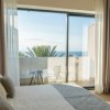 Camera con letto, vista mare e balcone.