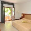 Camera da letto con letto matrimoniale e porta-finestra.