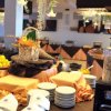 Sala buffet con tavoli apparecchiati e decorazioni appese.
