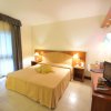 Una camera d'hotel con letto matrimoniale.