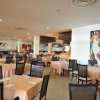 Un ampio ristorante con tavoli apparecchiati.