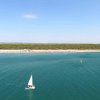 Vista mare con una barca a vela.